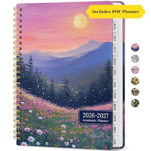 Può includere: Un'agenda accademica a spirale per il 2026-2027, con un dipinto di paesaggio di montagne, una luna piena e un campo di fiori. L'agenda include schede mensili e il testo "Includes PDF Planner".