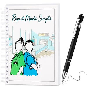 Pode incluir: Um caderno branco de espiral com o texto "Report Made Simple" na capa. A capa também apresenta uma ilustração de desenho animado de duas enfermeiras em pé em um quarto de hospital. O caderno é acompanhado por uma caneta preta com um clipe prateado.