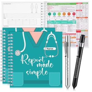 Pode incluir: Um caderno azul turquesa com um estetoscópio branco e o texto "Nurse Report made simple". O caderno tem uma encadernação em espiral e está fechado. Duas canetas prateadas e pretas estão ao lado do caderno.