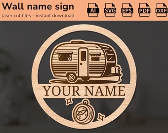 Può includere: Un cartello in legno tagliato al laser con un camper vintage, una bussola e il testo "YOUR NAME".