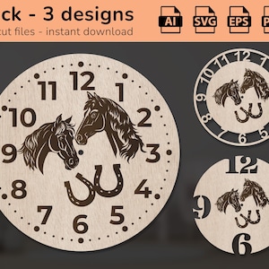 Puede incluir: Tres diseños diferentes para un reloj de madera con un par de caballos y herraduras. La esfera del reloj tiene números romanos y los caballos se miran.