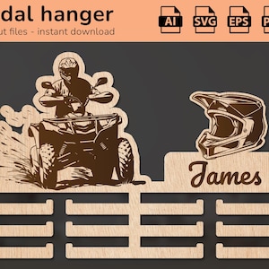 Puede incluir: Un colgador de medallas de madera con un diseño de una persona conduciendo un ATV y un casco. El colgador tiene 6 ranuras para medallas y el nombre "James" está grabado en la parte superior.