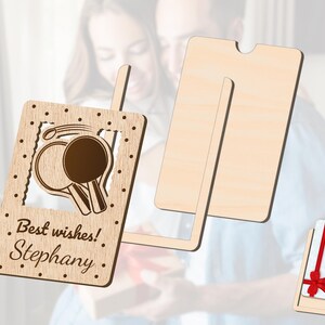Pu&ograve; includere: Portacarte in legno con un supporto, con un design di due racchette da ping pong e il testo "Auguri! Stephany".