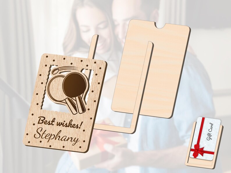 Pu&ograve; includere: Portacarte in legno con un supporto, con un design di due racchette da ping pong e il testo "Auguri! Stephany".