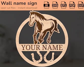 Op de afbeelding: Een lasergesneden houten bord met een paarden silhouet en twee hoefijzers. Het bord is rond en heeft de tekst "YOUR NAME" in het midden.