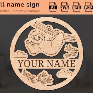 以下が含まれることがあります： 葉と雲のある枝にぶら下がっているナマケモノを描いた、レーザーカットされた木製看板。看板には装飾的なフォントで「YOUR NAME」と書いてあります。