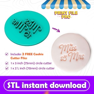 Puede incluir: Dos cortadores de galletas impresos en 3D, uno con el texto "Miss to Mrs" y un diseño de corazón y anillo, y el otro con el texto "Happily Ever After" y un diseño de corazón y anillo. Los cortadores están sobre un fondo blanco con un toldo a rayas rosa y blanco encima. El texto "PRINT FILE PRO" está en el toldo. El texto "Includes 2 FREE Cookie Cutter Files" está debajo de los cortadores. El texto "1 x 3 inch (75mm) circle cutter" y "1 x 2 1/2 inch (70mm) circle cutter" están debajo del texto sobre los cortadores de galletas gratuitos. El texto "STL instant download" está en la parte inferior de la imagen.