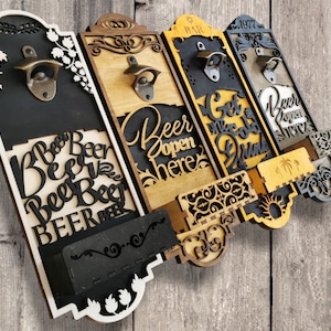 Könnte beinhalten: Vier Flaschenöffner aus Holz mit verschiedenen Designs und Sprüchen. Der erste sagt "Beer Beer Beer Beer", der zweite sagt "Beer Open Here", der dritte sagt "Get in the Cold Drink" und der vierte sagt "Beer Open Here".