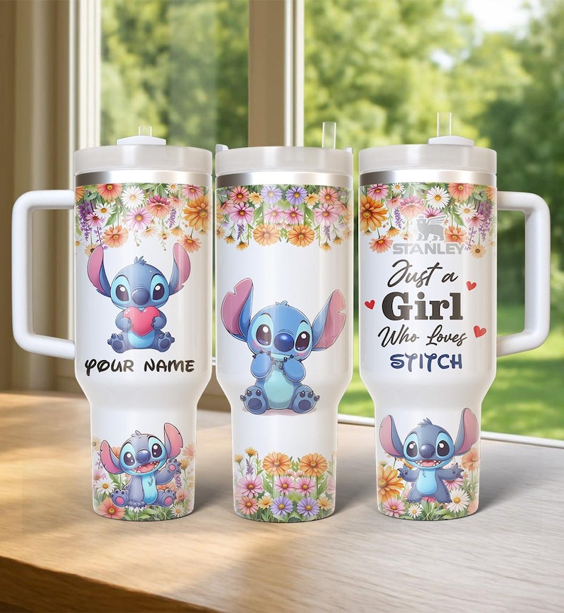 Pu&ograve; includere: Tre bicchieri isolati bianchi con disegni floreali e immagini di Stitch. Un bicchiere dice "Your Name", un altro presenta Stitch che tiene un cuore, e il terzo dice "Just a Girl Who Loves Stitch". Ogni bicchiere ha un manico bianco.