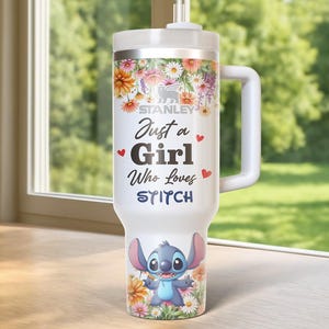 Pu&ograve; includere: Un cartello in legno rustico con la scritta "Welcome to our home" in stile scritto a mano. Il cartello &egrave; rettangolare, con una finitura invecchiata e un design semplice e invitante. Adatto per uso interno o esterno.