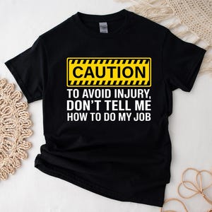 面白い仕事用Tシャツ 皮肉な贈り物 職業Tシャツ ユーモラスな仕事の名言 アパレルシャツ 同僚への贈り物 ユニセックス グラフィック 面白いオフィスシャツ