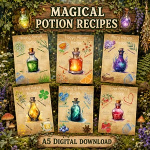 Może przedstawiać: Zestaw sześciu prostokątnych wydruków zatytułowanych Magical Potion Recipes, z których każdy przedstawia szklaną butelkę wypełnioną kolorowym płynem i opisaną składnikami takimi jak zielone zioła, pomarańczowe płatki, fioletowe płatki, żółte kwiaty, jagody i czerwone płatki kwiatów.