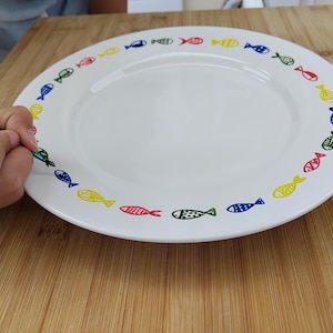 Assiette ou plat à gâteau en porcelaine blanche peint à la main .