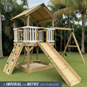 Op de afbeelding: Houten speelset met een glijbaan, klimmuur en schommels. De speelset heeft een zandbak en een klein houten dak. De klimmuur heeft kleurrijke klimgrepen. De tekst op de afbeelding luidt "AGES 3 to 8".