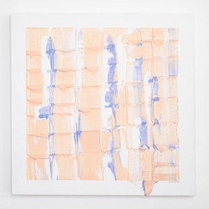 Puede incluir: Pintura abstracta con una superficie texturizada. La pintura presenta un patrón de cuadrícula en tonos de melocotón, blanco y azul claro.