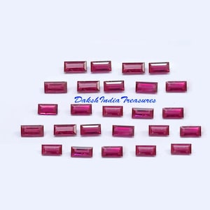 Może przedstawiać: Kolekcja prostokątnych, rubinowych kamieni szlachetnych ułożonych na jasnym tle. Kamienie szlachetne są równomiernie rozmieszczone i wydają się precyzyjnie oszlifowane. Widoczny jest tekst "Daksh India Treasures".