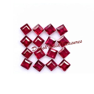 Puede incluir: Un conjunto de gemas rojas oscuras, talladas en forma cuadrada, dispuestas sobre una superficie blanca. Las piedras, probablemente rubíes, están facetadas y reflejan la luz. La imagen está bien iluminada. El texto "Daksh India treasures" es visible.