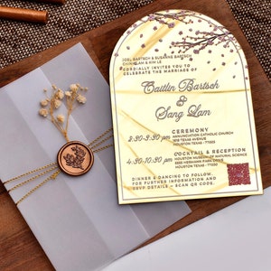 Faire-part de mariage de luxe en acrylique doré avec veste en vélin, faire-part de mariage en acrylique doré, faire-part de mariage avec cachets de cire et fleur