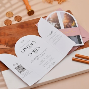 Convite de casamento em formato de arco com foto e RSVP | Convite dobrável em três partes com RSVP e detalhes