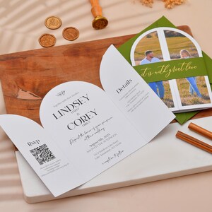 Invito a nozze a forma di arco con foto, invito a nozze moderno a tre ante, invito a nozze verde salvia con RSVP e dettagli, a libro