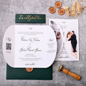 Elegante groene huwelijksuitnodiging met foto - QR-RSVP moderne driebladige alles-in-één papieren bruiloftsuitnodiging, gevouwen uitnodigingen