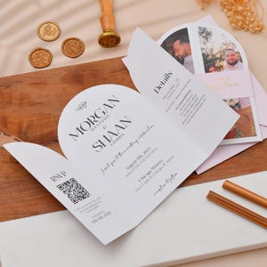 Invito di nozze a forma di arco rosa pastello con foto, RSVP e dettagli / Invito a tre ante con RSVP e dettagli, tutto in un unico invito