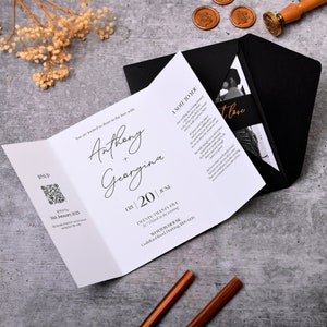 Personalisierte Hochzeitseinladung schwarz & weiß gefaltet personalisierte Torfalt einladen mit QR Antwort und Details. All in One Einladungs Set