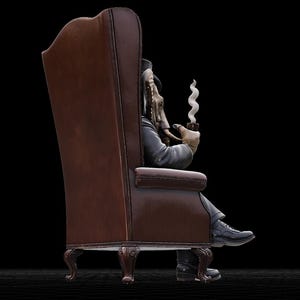 Puede incluir: Un sill&oacute;n de cuero marr&oacute;n con respaldo alto y patas ornamentadas. Una figura con abrigo y sombrero oscuros est&aacute; sentada en la silla, sosteniendo una pipa humeante. La cara de la figura est&aacute; oculta y el fondo es negro.