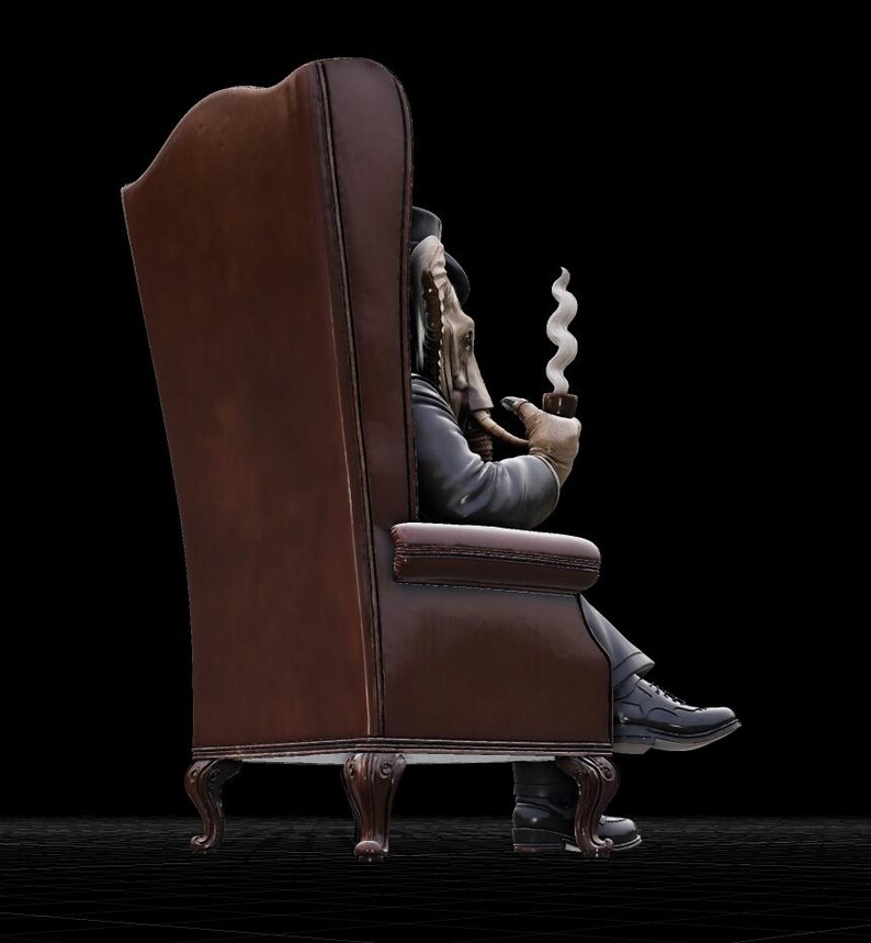 Puede incluir: Un sill&oacute;n de cuero marr&oacute;n con respaldo alto y patas ornamentadas. Una figura con abrigo y sombrero oscuros est&aacute; sentada en la silla, sosteniendo una pipa humeante. La cara de la figura est&aacute; oculta y el fondo es negro.