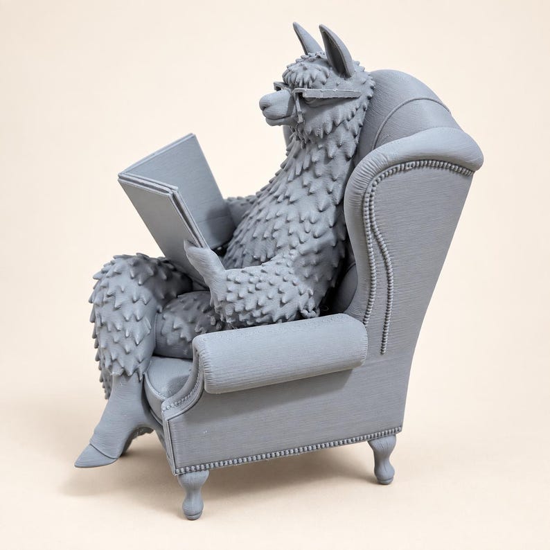 K&ouml;nnte beinhalten: Eine einfarbige graue Lama-Figur mit Brille, die in einem hochlehnigen Ohrensessel sitzt und ein offenes Buch h&auml;lt. Die Skulptur zeichnet sich durch eine detaillierte Fellstruktur und ein klassisches Sesseldesign mit sichtbaren Ziern&auml;geln aus.