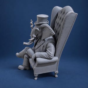 Puede incluir: Una figura gris monocrom&aacute;tica de un elefante con cuerpo humano que viste traje, chaleco y sombrero de copa. La figura est&aacute; sentada con las piernas cruzadas en un sill&oacute;n orejero de respaldo alto y capiton&eacute;, con texturas detalladas en ropa y silla.