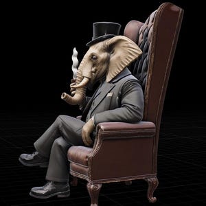 Puede incluir: Una figura antropom&oacute;rfica de elefante con traje negro y sombrero de copa, fumando en pipa, sentado en un sill&oacute;n de cuero marr&oacute;n. El fondo es negro, creando un fuerte contraste con la figura.