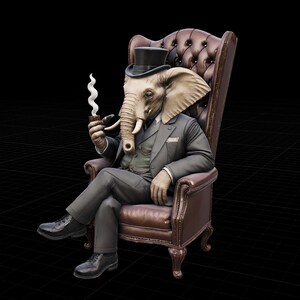 Puede incluir: Una escultura caprichosa de una cabeza de elefante con traje y sombrero de copa, sentada en un sill&oacute;n de cuero marr&oacute;n. La figura del elefante sostiene una pipa humeante, exudando un aire de sofisticaci&oacute;n. El fondo es negro.