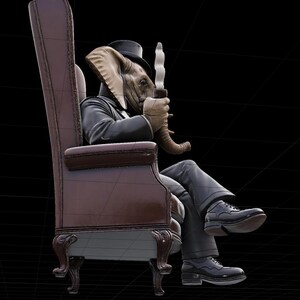 Puede incluir: Una figura con una m&aacute;scara de elefante y un traje est&aacute; sentada en un sill&oacute;n de cuero marr&oacute;n, sosteniendo una pipa. La figura lleva un sombrero de copa negro y zapatos negros. El fondo es negro.