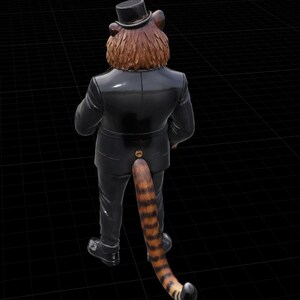 Peut inclure: Figurine de tigre v&ecirc;tu d'un costume noir et d'un chapeau haut de forme. Le tigre a une fourrure brune et une queue ray&eacute;e orange et noire. La figurine est pos&eacute;e sur une surface noire.