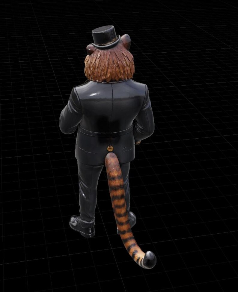 Peut inclure: Figurine de tigre v&ecirc;tu d'un costume noir et d'un chapeau haut de forme. Le tigre a une fourrure brune et une queue ray&eacute;e orange et noire. La figurine est pos&eacute;e sur une surface noire.