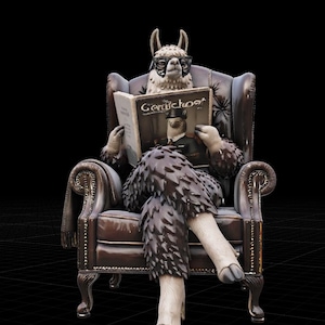 Könnte beinhalten: Eine skurrile Skulptur eines Lamas mit Brille, das in einem braunen Ledersessel sitzt und ein Buch mit dem Titel "Geruchlos" liest. Das Lama ist mit detailliertem Fell und Hufen dargestellt, was ein einzigartiges Kunstwerk ergibt.