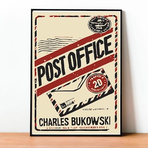 Puede incluir: Un póster de estilo vintage con un diseño rojo y negro que presenta las palabras "Post Office" y "Charles Bukowski". El póster tiene un aspecto desgastado y presenta una imagen estilizada de un sobre con un sello.