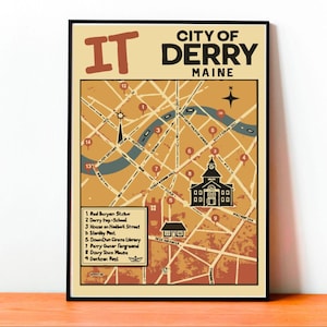 以下が含まれることがあります： デリー、メイン州の地図が描かれた額入りのポスター。主要な場所がマークされています。ポスターはヴィンテージ感があり、茶色とベージュの色使いです。「IT」の文字が左上にあります。