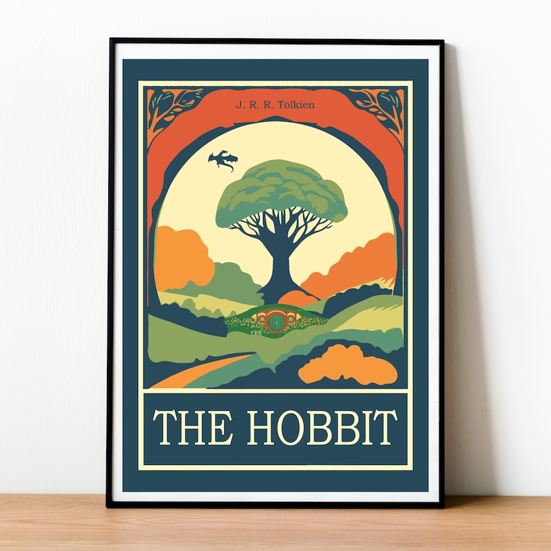 K&ouml;nnte beinhalten: Ein Vintage-Poster f&uuml;r "Der Hobbit" von J.R.R. Tolkien. Das Poster zeigt einen gr&uuml;nen Baum, ein Hobbitloch und einen Drachen, der am Himmel fliegt. Der Hintergrund ist eine farbenfrohe Landschaft in Orange-, Gelb- und Gr&uuml;nt&ouml;nen.
