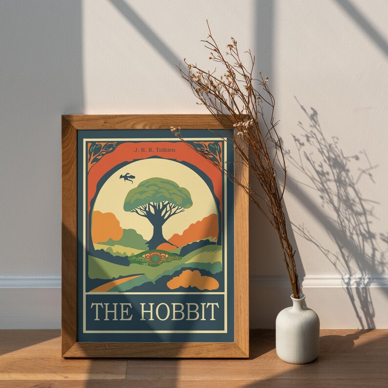 K&ouml;nnte beinhalten: Ein gerahmtes Poster mit einem Vintage-Design, das einen gr&uuml;nen Baum mit einer kreisf&ouml;rmigen &Ouml;ffnung im Stamm zeigt. Das Poster hat einen gelben Hintergrund mit orangefarbenen und roten Akzenten. Der Text "THE HOBBIT" ist in Wei&szlig; am unteren Rand des Posters gedruckt. Das Poster ist in einem braunen Holzrahmen gerahmt.
