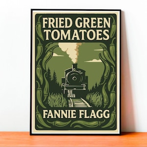 Può includere: Un poster incorniciato con il testo "FRIED GREEN TOMATOES" e "FANNIE FLAGG". Il poster presenta un treno verde, una foresta e un bordo di peperoncini verdi. Il treno emette fumo bianco.