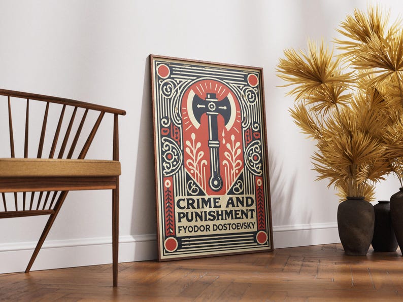 Op de afbeelding: Een ingelijste poster met een rood, zwart en wit ontwerp. De poster toont een bijl met een bloeddruppel en de tekst "Misdaad en straf" van Fjodor Dostojevski.