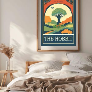 K&ouml;nnte beinhalten: Ein Vintage-Poster f&uuml;r "Der Hobbit" von J.R.R. Tolkien. Das Poster zeigt einen gr&uuml;nen Baum mit einem Ring im Boden darunter, einen Vogel, der dar&uuml;ber fliegt, und eine gelbe, orange und gr&uuml;ne Landschaft. Der Text "THE HOBBIT" ist in wei&szlig;er Schrift auf blauem Hintergrund.