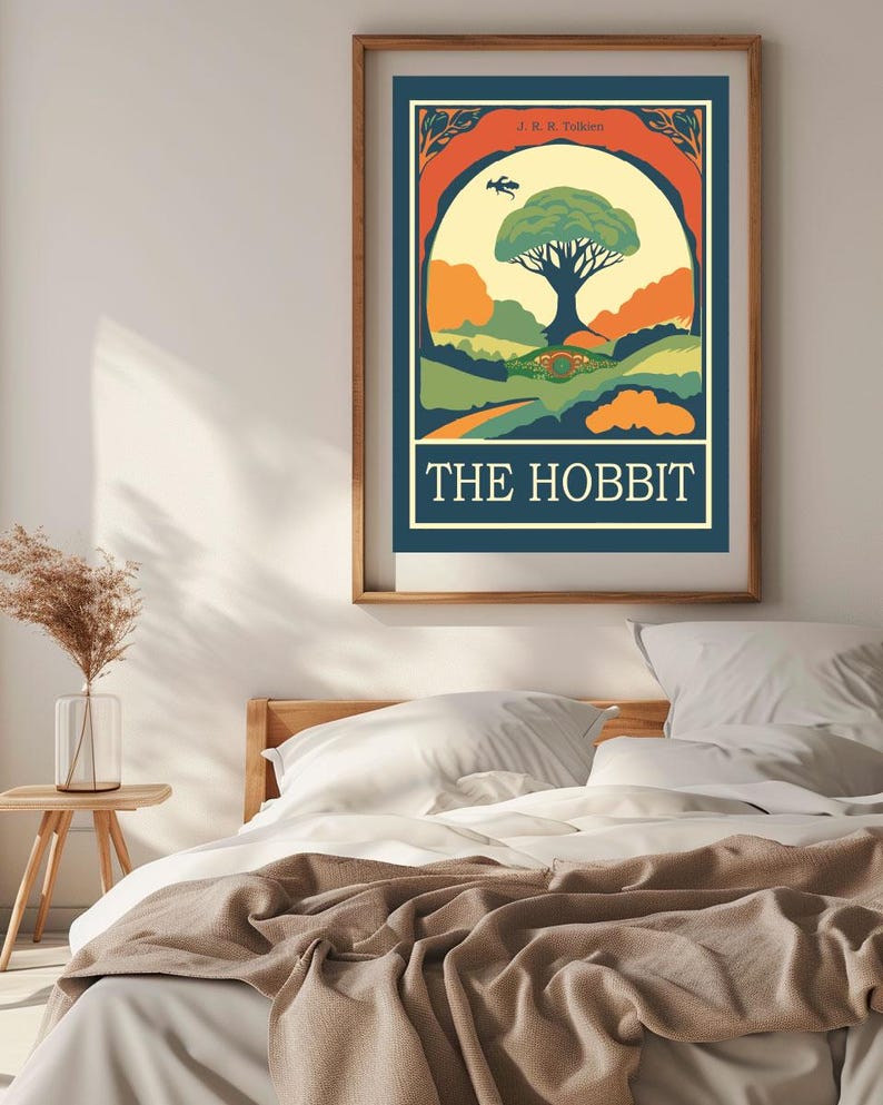 K&ouml;nnte beinhalten: Ein Vintage-Poster f&uuml;r "Der Hobbit" von J.R.R. Tolkien. Das Poster zeigt einen gr&uuml;nen Baum mit einem Ring im Boden darunter, einen Vogel, der dar&uuml;ber fliegt, und eine gelbe, orange und gr&uuml;ne Landschaft. Der Text "THE HOBBIT" ist in wei&szlig;er Schrift auf blauem Hintergrund.