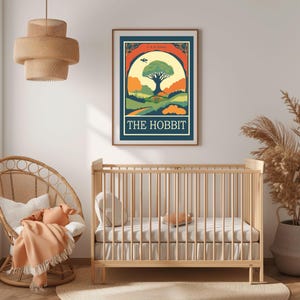 K&ouml;nnte beinhalten: Ein Vintage-Poster mit blauem Hintergrund und einer gelben, orangen und gr&uuml;nen Illustration eines Baumes mit einer Br&uuml;cke darunter. Der Text "THE HOBBIT" ist in Wei&szlig; am unteren Rand des Posters gedruckt.
