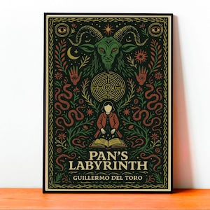 Puede incluir: Un póster enmarcado con el título "El laberinto del fauno" y el nombre del autor, Guillermo del Toro. La obra de arte incluye una criatura verde con cuernos, un laberinto, serpientes y una figura leyendo un libro, todo en una paleta oscura.