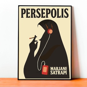 Op de afbeelding: Een ingelijste poster met de titel "Persepolis" in het zwart. De afbeelding toont een zwart silhouet van een persoon met een hijab, die een sigaret rookt en naar muziek luistert via een rode koptelefoon. De naam van de auteur, Marjane Satrapi, is ook zichtbaar.