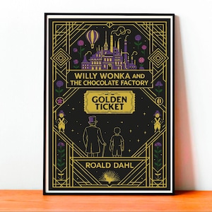 Pode incluir: Uma impressão artística emoldurada com a capa do livro "Charlie e a Fábrica de Chocolate". O design inclui uma fábrica roxa, um bilhete dourado e o nome do autor, Roald Dahl, em estilo art déco preto e dourado.
