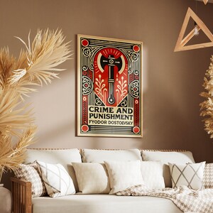 Op de afbeelding: Een poster met een rood, zwart en gouden ontwerp met een bijl en de tekst "Misdaad en straf" van Fjodor Dostojevski.